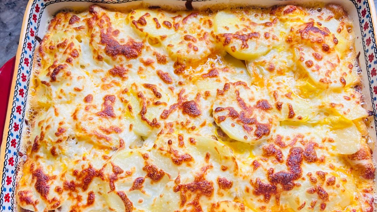 Gratin de pommes de terre au fromage fondu dans un plat